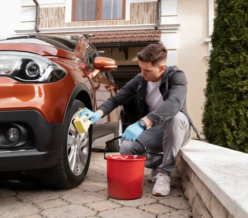 Lavage auto à domicile Salses-le-Château : professionnel intervenant sur un véhicule